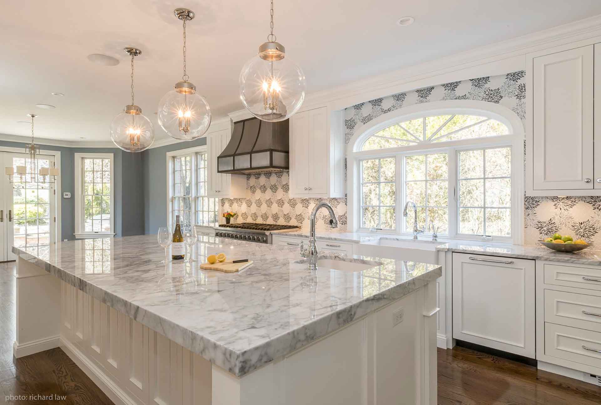 Luxurious off-white kitchen