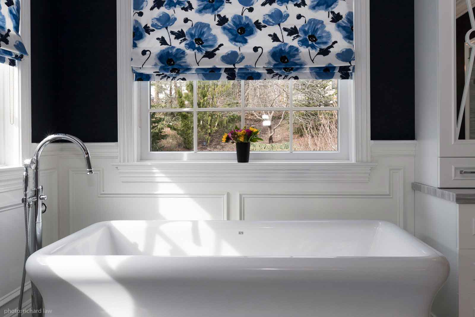 Luxurious bathroom tub