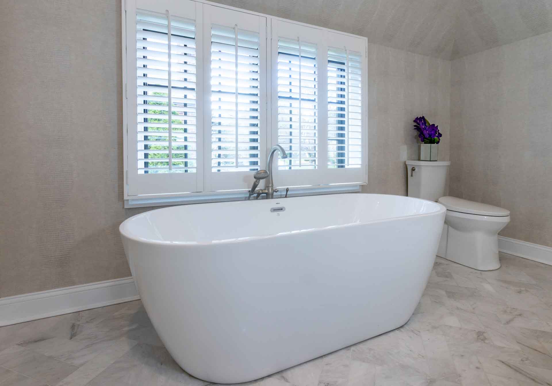 Manhasset-bathtub-comode