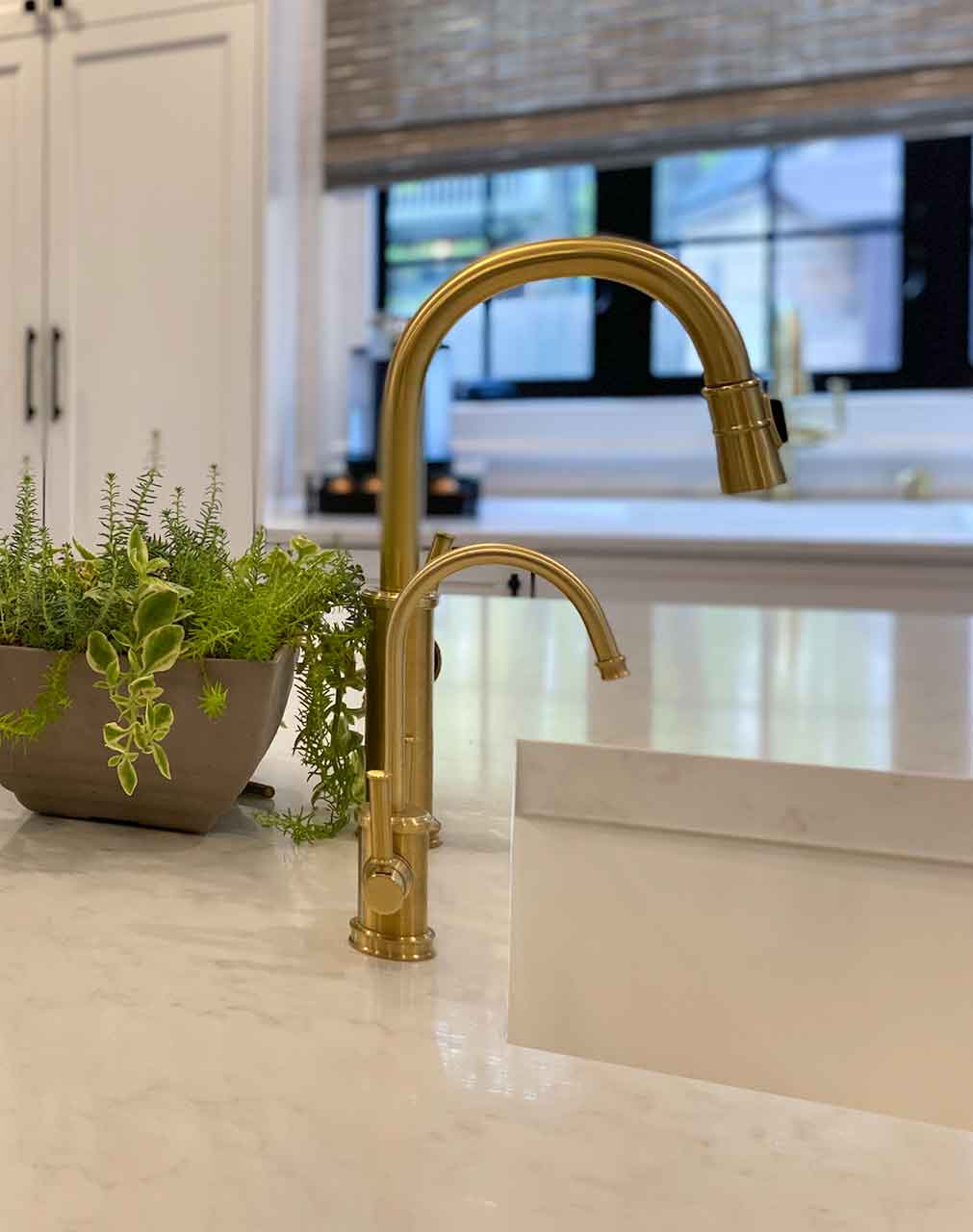 Manhasset-golden-kitchen-faucet-sink