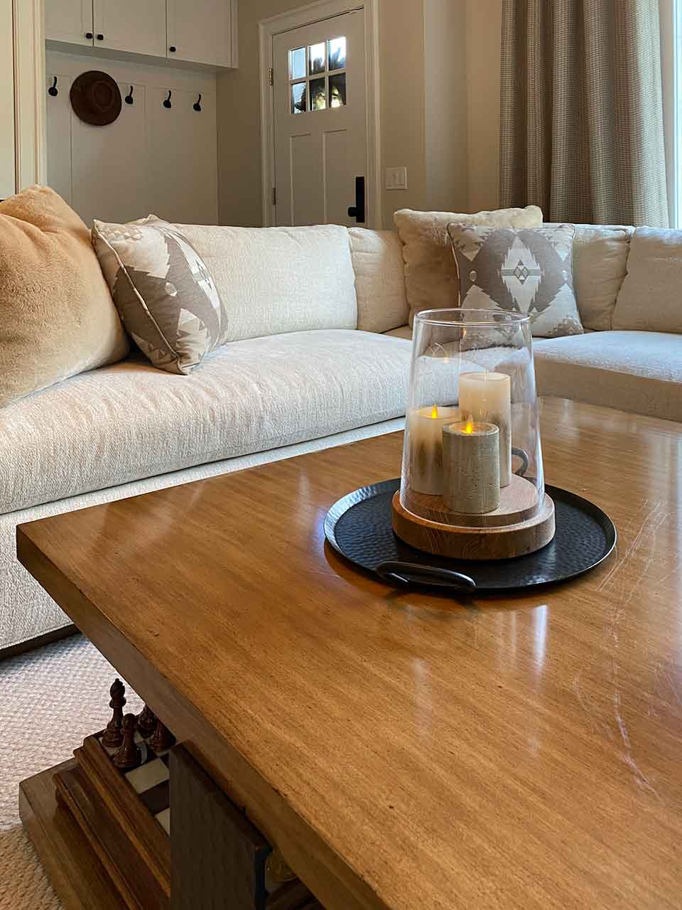 Manhasset-living-room-coffee-table-entry-view.