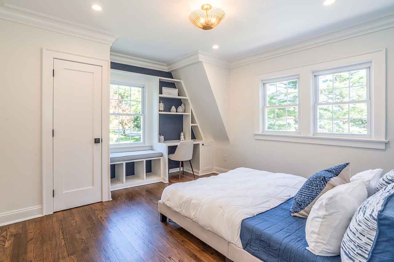 Plandome-bedroom-desk-shelves