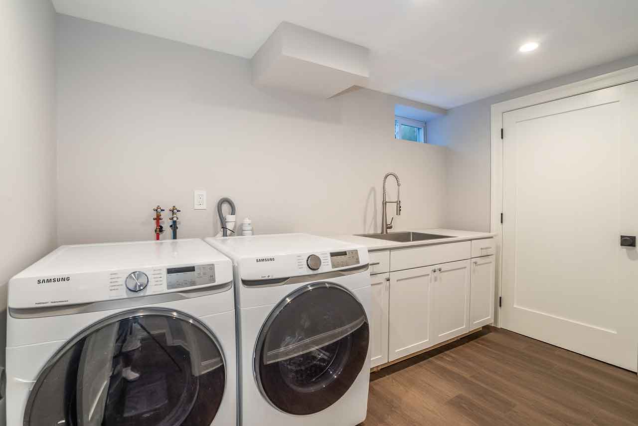 Plandome-laundry-room