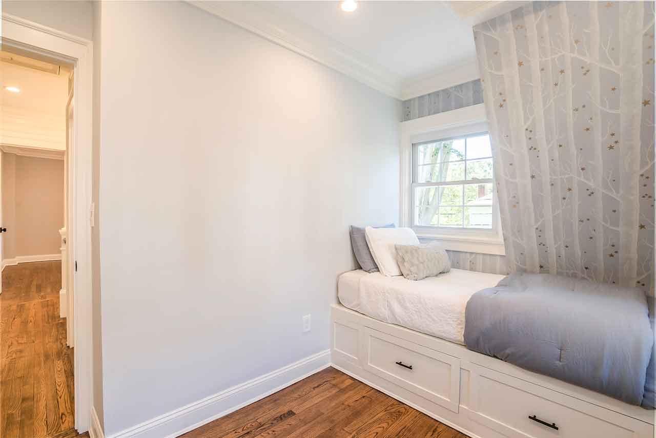 Plandome-window-seat-bed